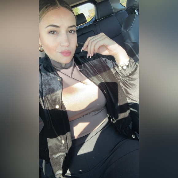 Meet your Posher, Andrea - Picture 1 of 2